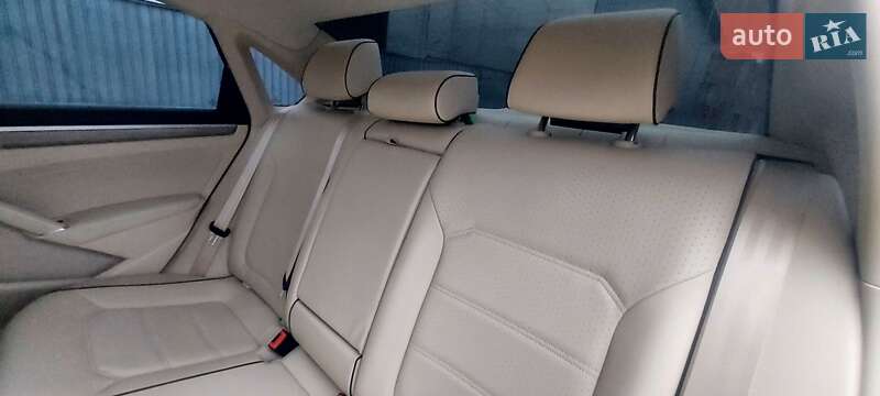 Седан Volkswagen Passat 2016 в Черновцах