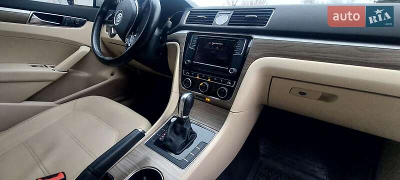 Седан Volkswagen Passat 2016 в Черновцах