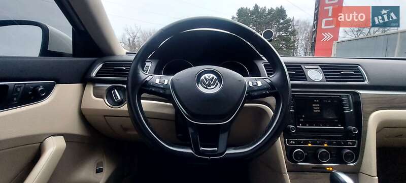 Седан Volkswagen Passat 2016 в Черновцах