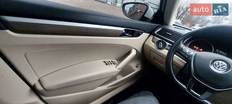 Седан Volkswagen Passat 2016 в Черновцах