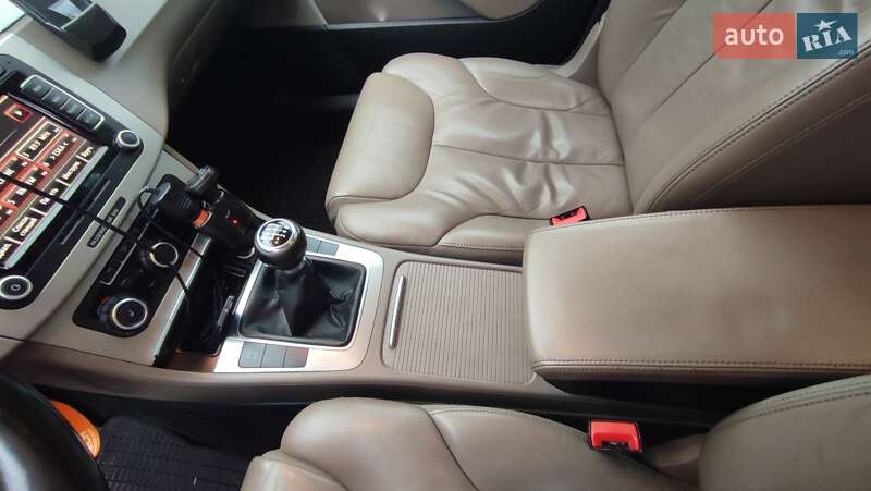 Універсал Volkswagen Passat 2010 в Тернополі