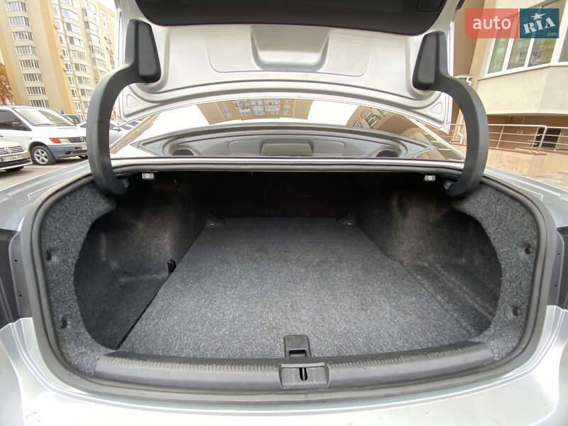 Седан Volkswagen Passat 2014 в Києві