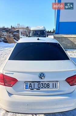 Седан Volkswagen Passat 2012 в Києві