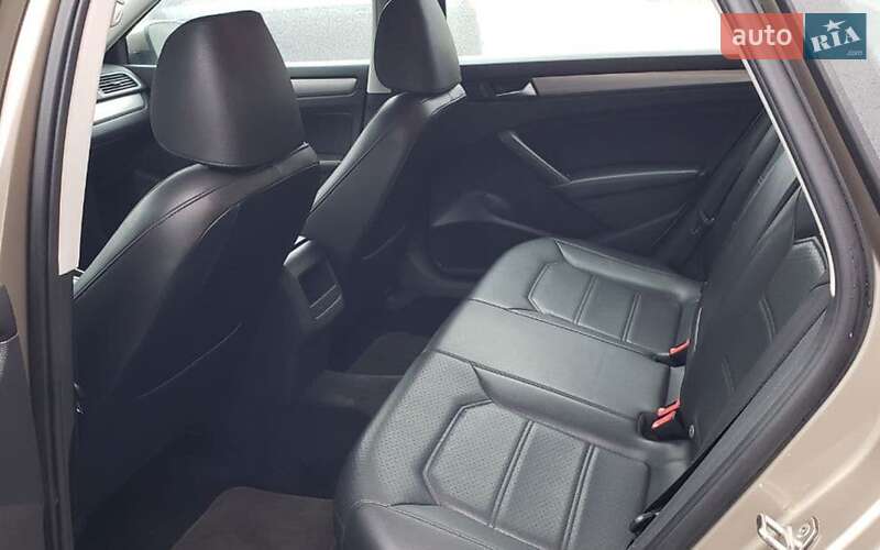 Седан Volkswagen Passat 2014 в Львові