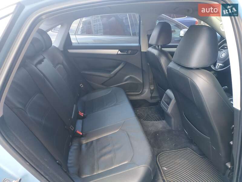 Седан Volkswagen Passat 2012 в Киеве