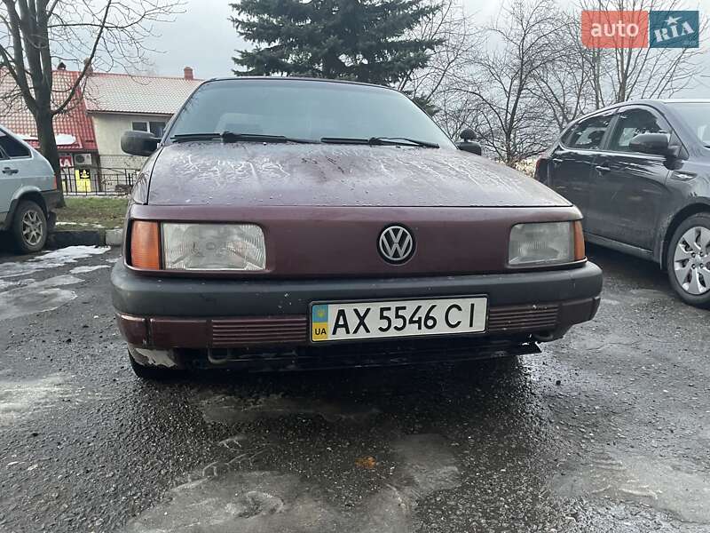 Седан Volkswagen Passat 1990 в Зміїві