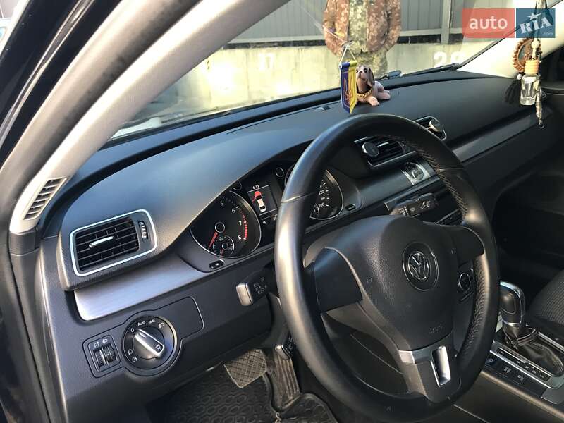 Седан Volkswagen Passat 2012 в Киеве