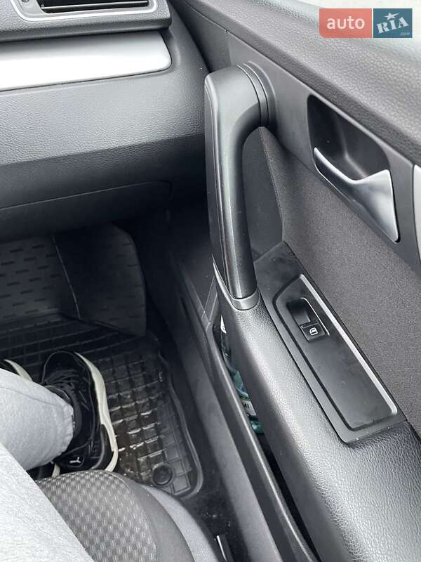 Універсал Volkswagen Passat 2012 в Полтаві