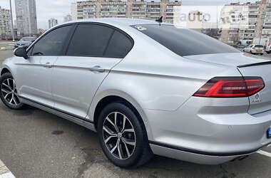 Седан Volkswagen Passat 2015 в Киеве