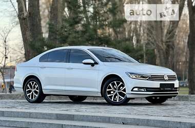 Седан Volkswagen Passat 2018 в Киеве