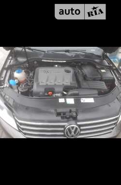 Універсал Volkswagen Passat 2013 в Житомирі