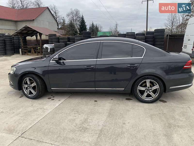 Седан Volkswagen Passat 2011 в Хусте