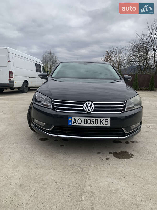 Седан Volkswagen Passat 2011 в Хусте