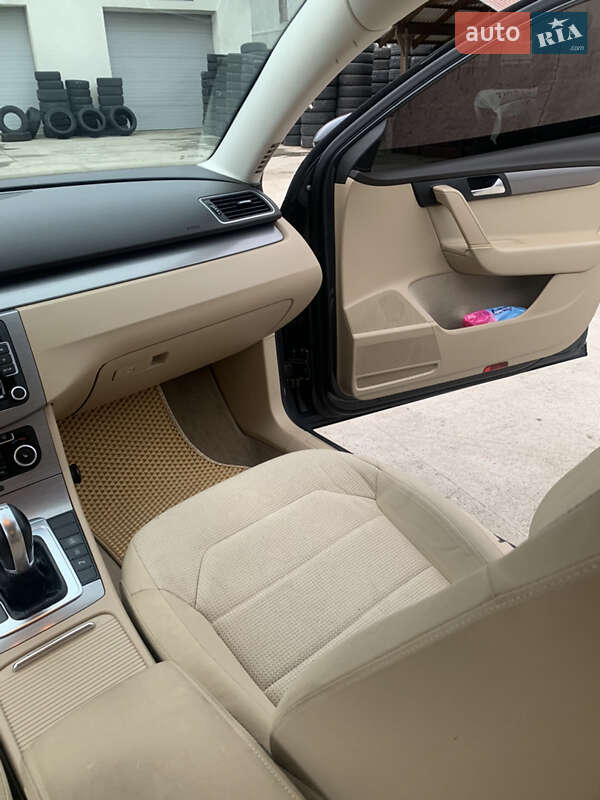 Седан Volkswagen Passat 2011 в Хусте