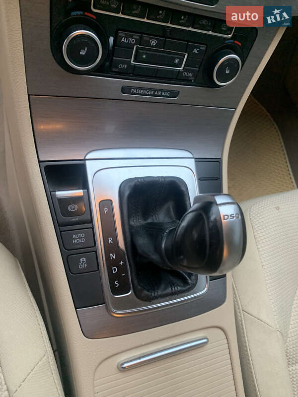 Седан Volkswagen Passat 2011 в Хусте