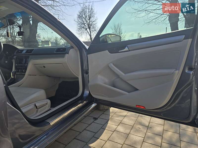 Седан Volkswagen Passat 2014 в Ивано-Франковске