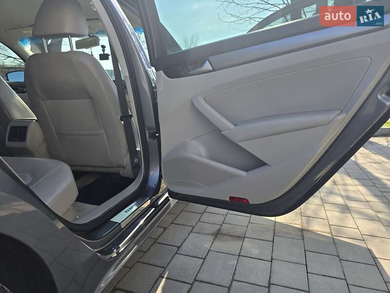 Седан Volkswagen Passat 2014 в Ивано-Франковске