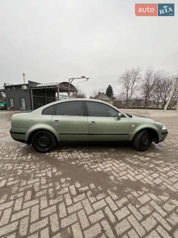 Седан Volkswagen Passat 2001 в Кременце