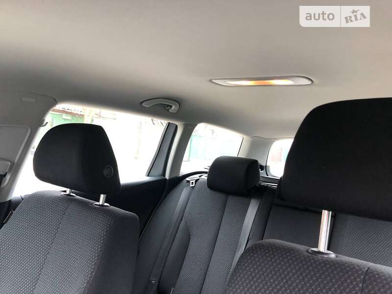 Универсал Volkswagen Passat 2010 в Киеве