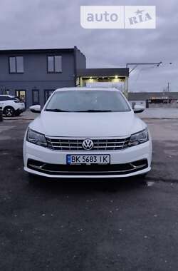 Седан Volkswagen Passat 2015 в Демидовке