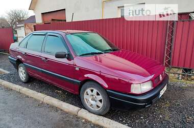 Седан Volkswagen Passat 1990 в Звягеле