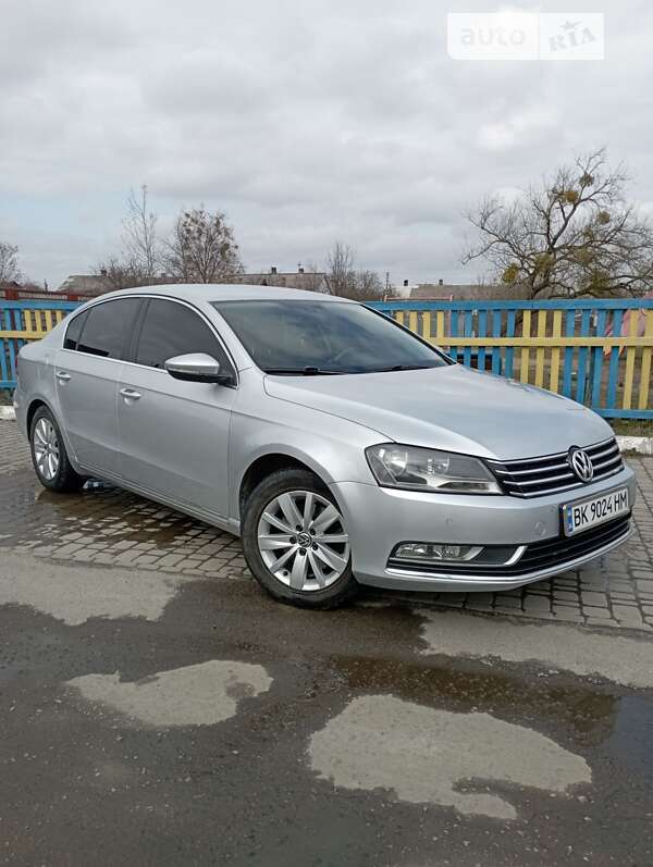 Седан Volkswagen Passat 2012 в Рокитному