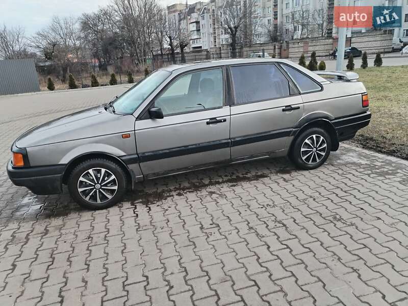 Седан Volkswagen Passat 1992 в Шептицькому