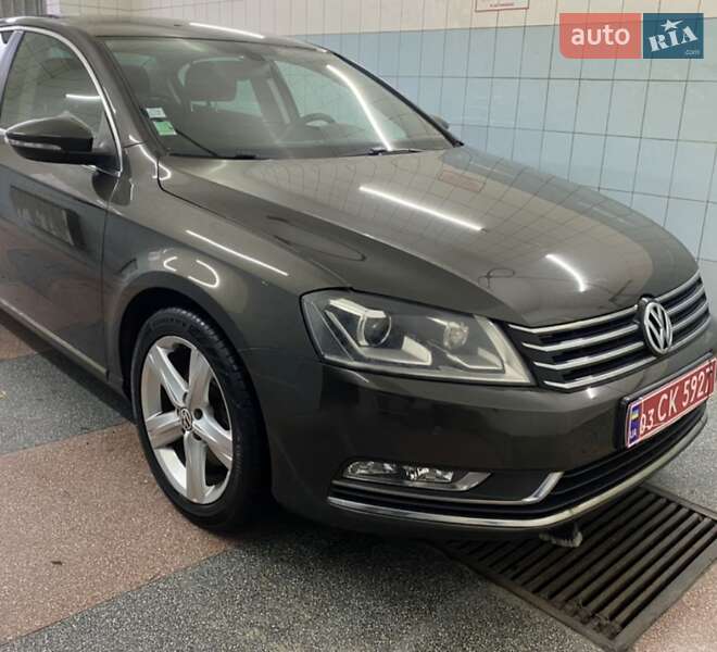 Седан Volkswagen Passat 2013 в Ровно