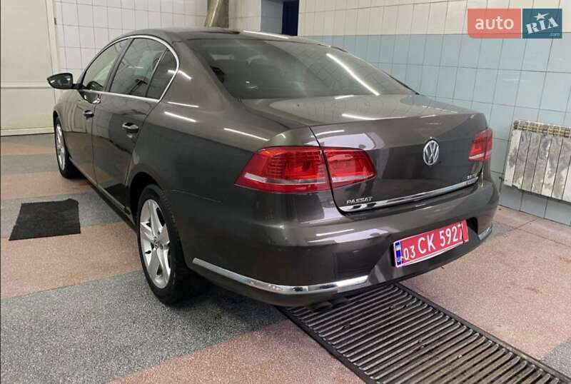 Седан Volkswagen Passat 2013 в Ровно
