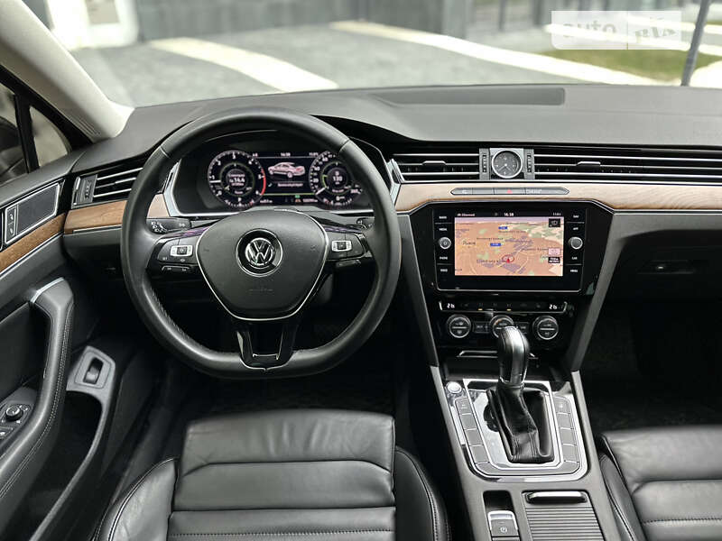 Седан Volkswagen Passat 2018 в Львове