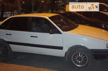 Седан Volkswagen Passat 1991 в Мостиске