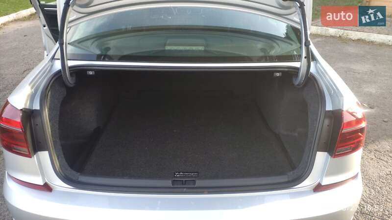 Седан Volkswagen Passat 2016 в Луцке