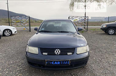 Седан Volkswagen Passat 1997 в Хусте