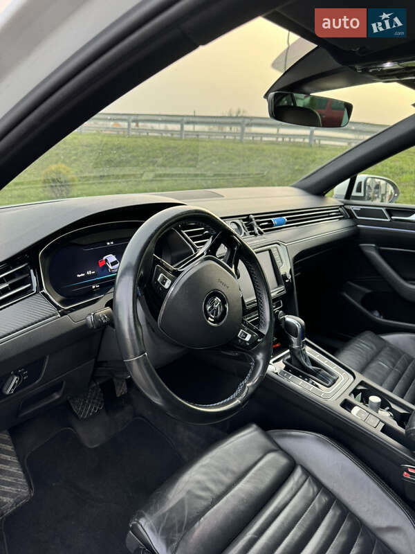 Седан Volkswagen Passat 2015 в Львове