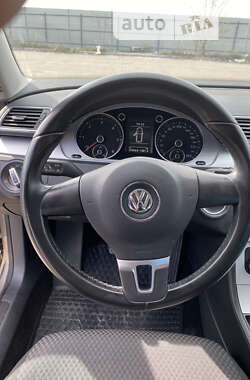 Универсал Volkswagen Passat 2011 в Золочеве