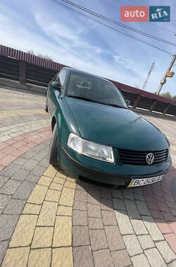 Седан Volkswagen Passat 1997 в Жовкве