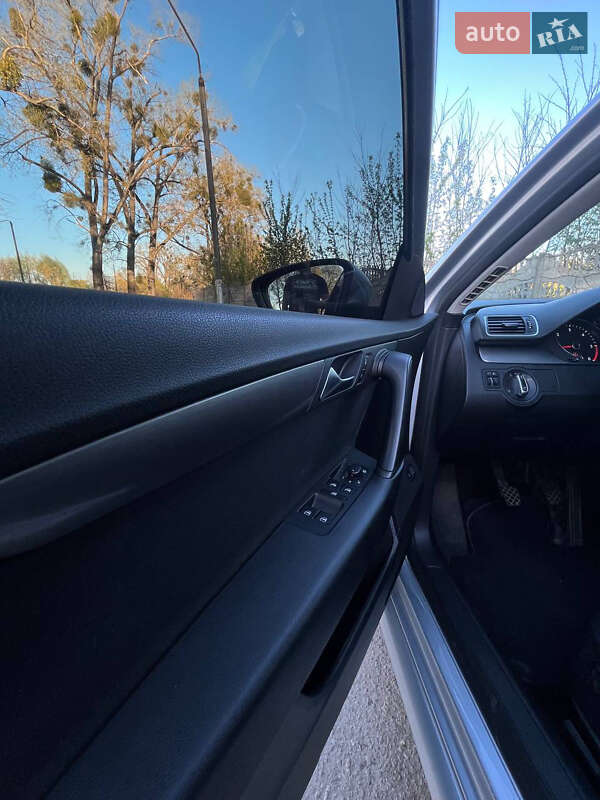 Универсал Volkswagen Passat 2011 в Звягеле