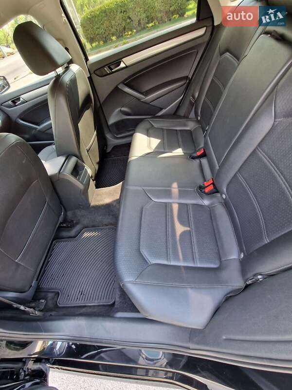 Седан Volkswagen Passat 2014 в Днепре