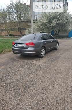 Седан Volkswagen Passat 2013 в Ивано-Франковске