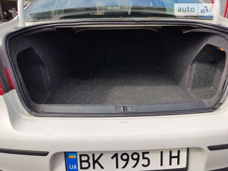 Седан Volkswagen Passat 2010 в Ровно