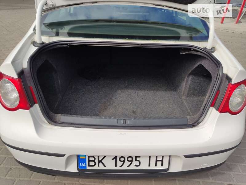 Седан Volkswagen Passat 2010 в Ровно