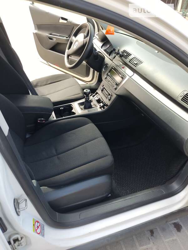 Седан Volkswagen Passat 2010 в Ровно