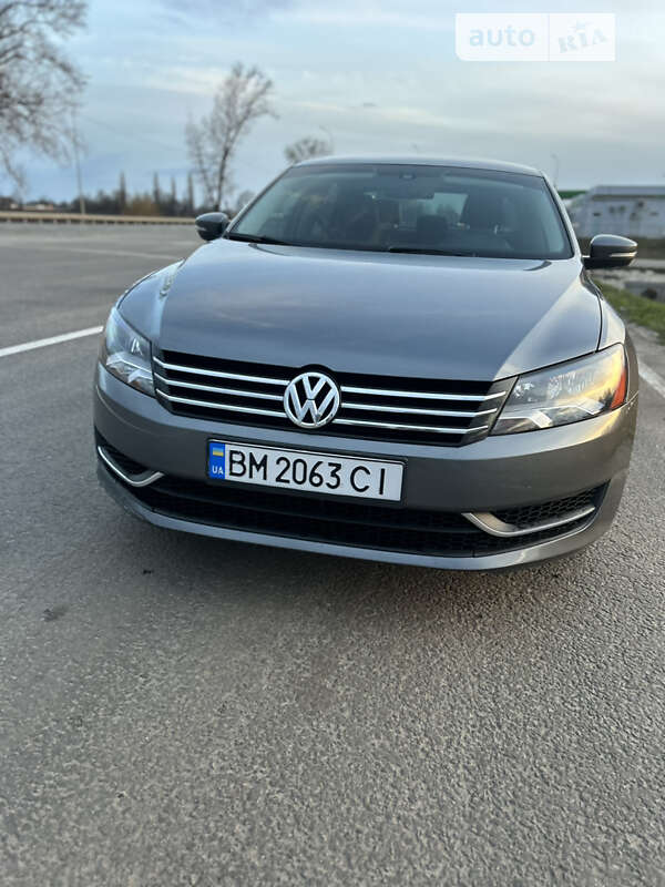Седан Volkswagen Passat 2015 в Ромнах