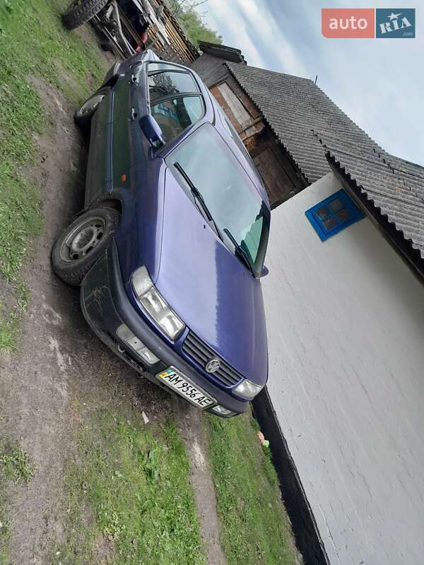 Седан Volkswagen Passat 1995 в Березному