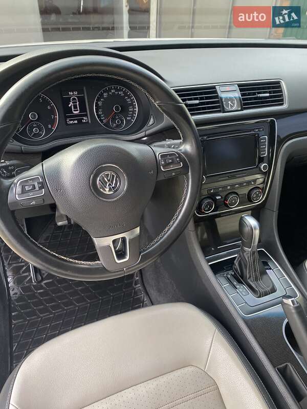 Седан Volkswagen Passat 2015 в Ромнах