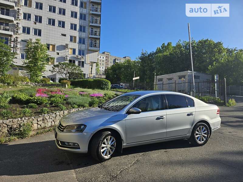 Седан Volkswagen Passat 2012 в Харькове