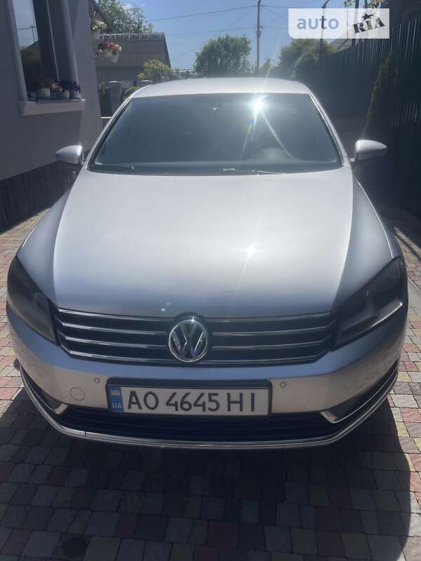 Седан Volkswagen Passat 2011 в Ужгороді