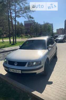 Седан Volkswagen Passat 2000 в Новояворовске