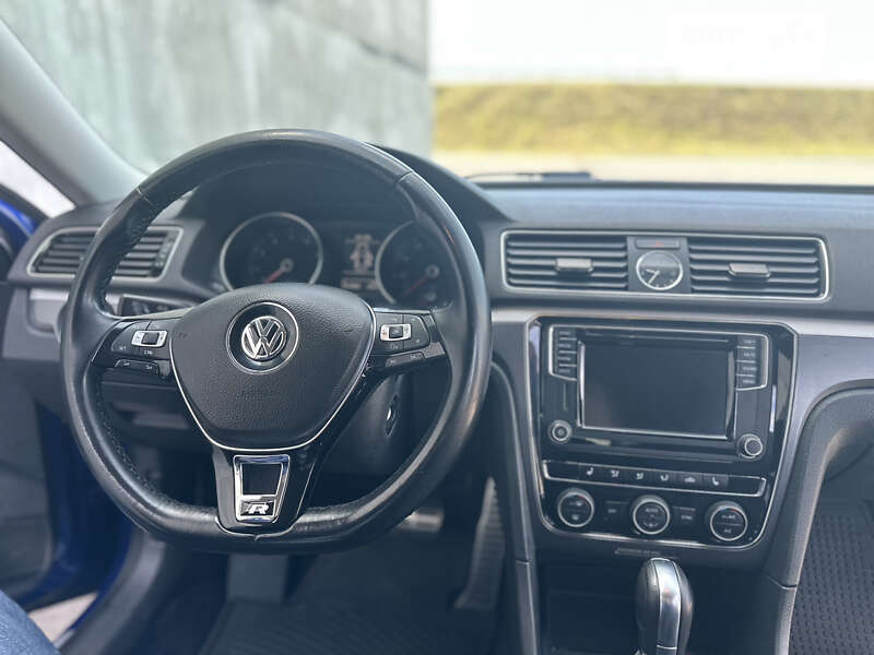 Седан Volkswagen Passat 2016 в Львове