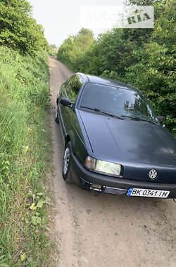 Седан Volkswagen Passat 1988 в Ровно